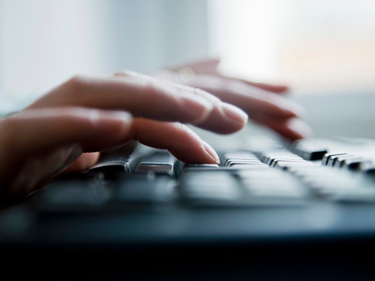Händer som skriver på ett tangentbord