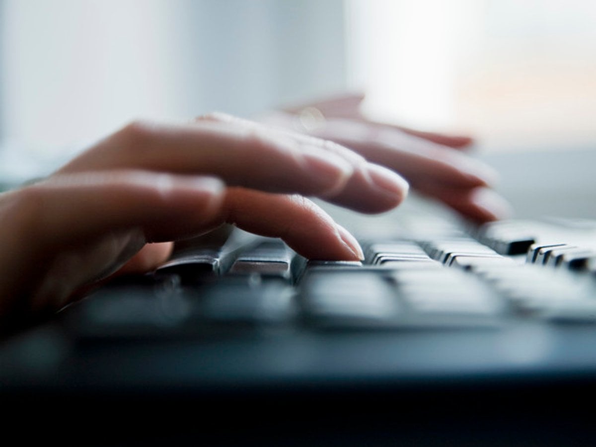 Händer som skriver på ett tangentbord