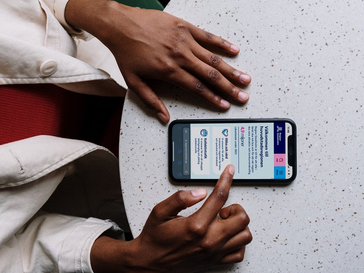 En person som sitter och skrollar på mobilen