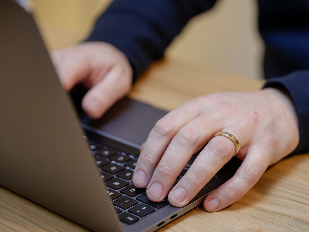 Närbild på händer som skriver på dator