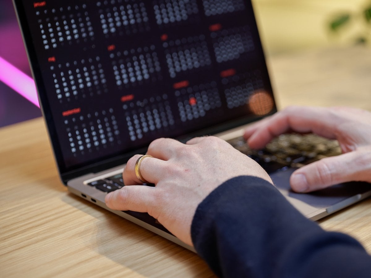 Händer som skriver på en dator