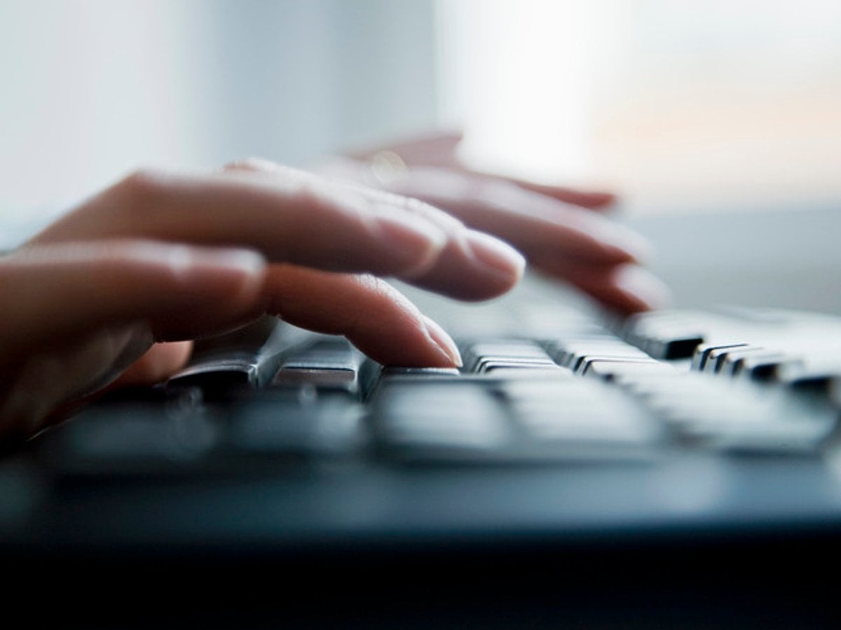 Händer som skriver på ett tangentbord