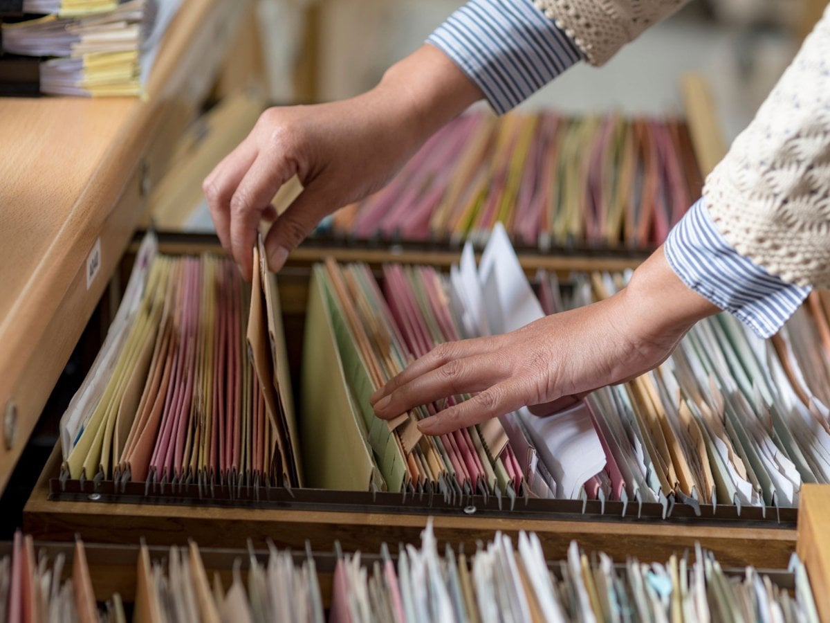 Person letar efter dokument i ett arkiv